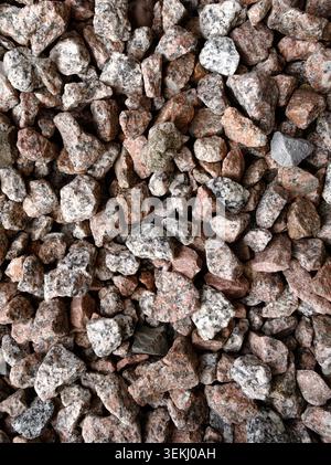 Nahaufnahme gemischter Granitsteine in neutralen Tönen Stockfoto