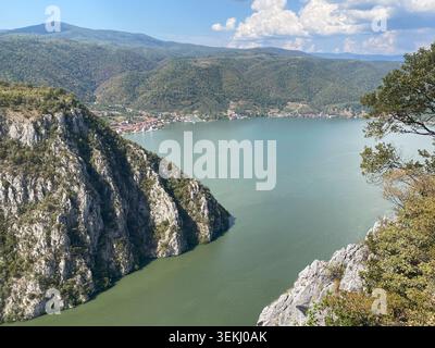Donaubogen und Berglandschaft im Eisernen Tor Serbien Stockfoto