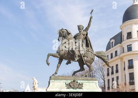 Reiterstatue von Mihai Viteazul, einem der wichtigsten historischen Herrscher Rumäniens, befindet sich in Bukarest Rumänien - 15. März 2026 Stockfoto