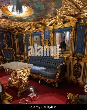 Nürnberg, Deutschland - 1. Dezember 24: Panoramablick auf ein kunstvoll verziertes königliches Eisenbahninnere mit blauer Polsterung und Golddekoration im DB-Museum in Nürnberg Stockfoto