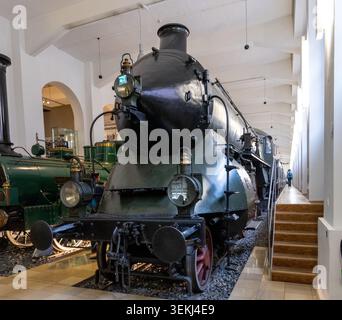 Nürnberg, Deutschland - 1. Dezember 24: Panoramablick auf eine historische Dampflokomotive im DB-Museum in Nürnberg, BAV Stockfoto