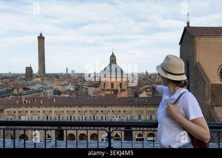 Ein wunderschönes, glückliches Reisemädchen, das die historische Stadt Bologna, Italien, besucht und genießt. Stockfoto