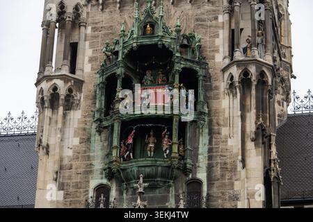 Nahaufnahme des Neuen Rathauses Glockenspiel auf einem historischen Turm am Marienplatz, München, Bayern. Stockfoto
