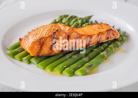 Perfekt gegrillter Lachs serviert mit Spargel und Mikrogrün in gesunder Gourmet-Präsentation Stockfoto