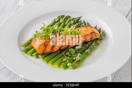 Perfekt gegrillter Lachs serviert mit Spargel und Mikrogrün in gesunder Gourmet-Präsentation Stockfoto