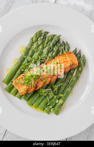 Perfekt gegrillter Lachs serviert mit Spargel und Mikrogrün in gesunder Gourmet-Präsentation Stockfoto