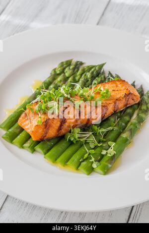 Perfekt gegrillter Lachs serviert mit Spargel und Mikrogrün in gesunder Gourmet-Präsentation Stockfoto