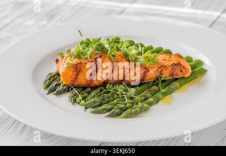 Perfekt gegrillter Lachs serviert mit Spargel und Mikrogrün in gesunder Gourmet-Präsentation Stockfoto