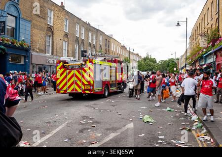 Die London Fire Brigade fährt durch die Massen der Arsenal-Fans, während sich die Fans nach der Arsenal Championship Parade in London zerstreuen Stockfoto