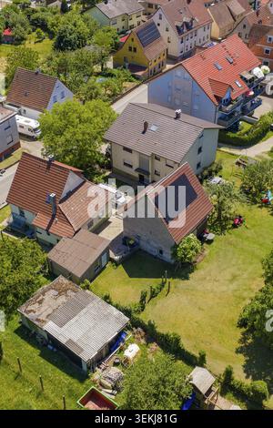 Luftaufnahme eines ländlichen Wohngebietes mit mehreren Häusern und Gärten, PV auf Privathaus, Wurmberg, Deutschland Stockfoto
