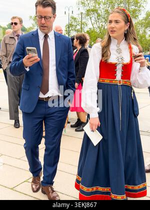 Vater geht neben einer jungen Frau, die im Freien ein traditionelles norwegisches bunad trägt, bei der Bestätigungszeremonie für 15-jährige oslo Rathaus norwegen Stockfoto