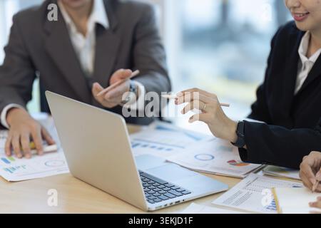 Zwei Geschäftspartner arbeiten gemeinsam an einem tragbaren Computer und teilen Ideen Stockfoto