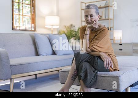 Traurig müde krank krank einsam enttäuscht kaukasische alte ältere ältere Frau Großmutter sitzt auf der Couch Stockfoto
