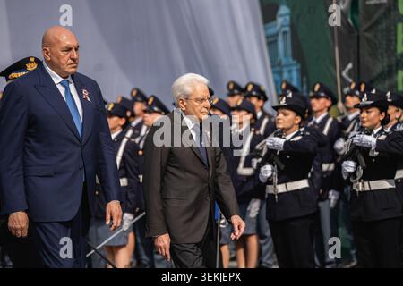 Rom, Italien. Juni 2026. Der italienische Präsident Sergio Mattarella (R) geht während einer militärischen Zeremonie im Altare della Patria im Rahmen der Feierlichkeiten zum 2. Juni 2026 in Rom, Italien. (Foto: Silvia Casadei/Middle East Images/StringersHub/SIPA USA) Credit: SIPA USA/Alamy Live News Stockfoto