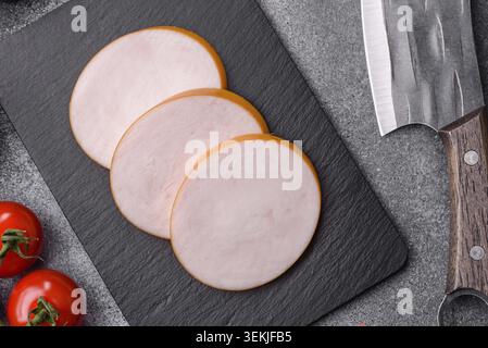 Hühnchen oder indische Wurst oder Schinken in Scheiben für Frühstückssandwiches. Hähnchenwurstscheiben als Lebensmittelhintergrund für Ihr Design Stockfoto