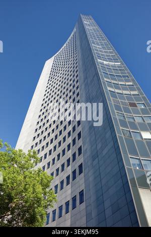 Leipziger Augustusplatz mit Stadthochhaus Weiheitszahn, Blick von unten, Froschperspektive, moderne Architektur, Leipzig, Sachsen, Deutschland Stockfoto