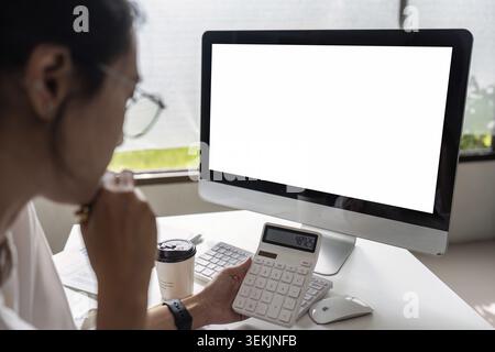 Geschäftsbuchhalterin mit Rechner zur Überprüfung von Finanzdaten im Büro Stockfoto