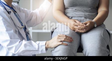 Weiblicher Arzt-Touch-Komfort reifer Kaukasischer Patient im modernen Privatkrankenhaus Stockfoto