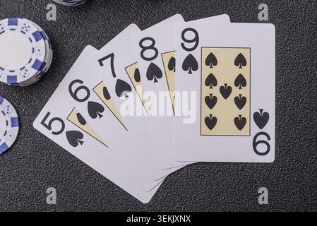 Karten und Chips auf einem Tisch spielen, ein Poker-Spiel. Karten und Chips auf einem Spieltisch als Hintergrund für Ihr Design Stockfoto