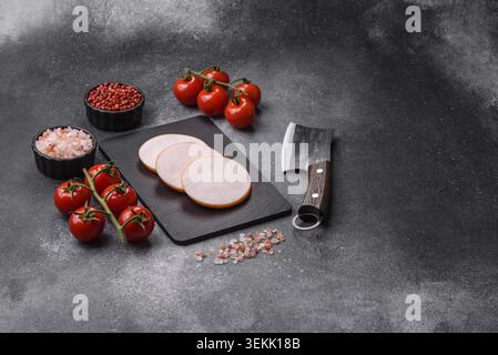 Hühnchen oder indische Wurst oder Schinken in Scheiben für Frühstückssandwiches. Hähnchenwurstscheiben als Lebensmittelhintergrund für Ihr Design Stockfoto