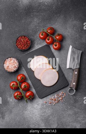Hühnchen oder indische Wurst oder Schinken in Scheiben für Frühstückssandwiches. Hähnchenwurstscheiben als Lebensmittelhintergrund für Ihr Design Stockfoto