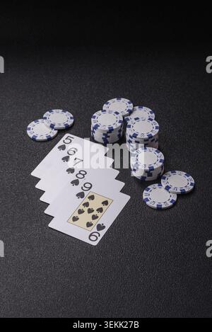 Karten und Chips auf einem Tisch spielen, ein Poker-Spiel. Karten und Chips auf einem Spieltisch als Hintergrund für Ihr Design Stockfoto