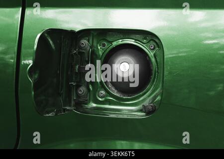 Öffnen Sie den Tankdeckel an der grünen Nahaufnahme des Pkw. Betanken des Fahrzeugs an der Tankstelle. Kraftstofftank und Transportkonzept für Kraftfahrzeuge. Stockfoto