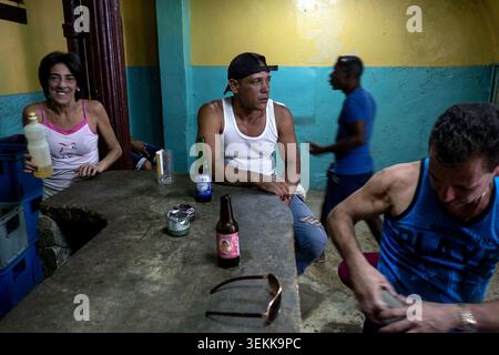 22. Januar 2017, Havanna, La Habana, Kuba: In einer Bar in Old Havanna genießen die Menschen kalte Biere. Das durchschnittliche monatliche Arbeitsentgelt in Kuba liegt etwa zwischen 13 und 16 US-Dollar. (Kreditbild: © Moe Zoyari/ZUMA Press Wire) NUR REDAKTIONELLE VERWENDUNG! Nicht für kommerzielle ZWECKE! Stockfoto