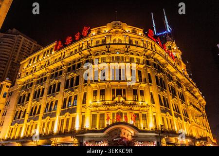 SHANGHAI, CHINA - 23. OKTOBER 2019: Nächtlicher Blick auf das Wing on Gebäude auf dem Century Square in Shanghai, China Stockfoto