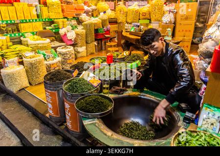 TUNXI, CHINA - 28. OKTOBER 2019: Teeladen an der Old Street (Lao Jie) in Tunxi, Provinz Anhui, China Stockfoto