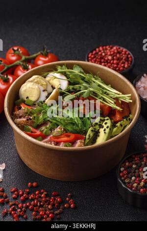 Gebratene Thunfisch-Tataki in einer Schüssel mit Sesamsamen, Reis und Gemüse. Thunfisch Tataki als Hintergrund für Ihr Design Stockfoto