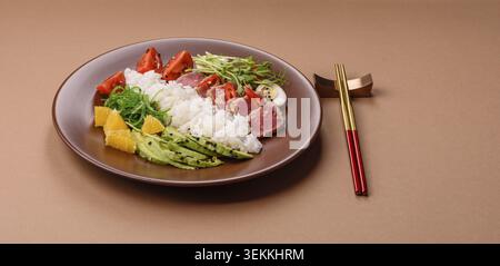 Gebratene Thunfisch-Tataki in einer Schüssel mit Sesamsamen, Reis und Gemüse. Thunfisch Tataki als Hintergrund für Ihr Design Stockfoto