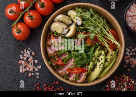 Gebratene Thunfisch-Tataki in einer Schüssel mit Sesamsamen, Reis und Gemüse. Thunfisch Tataki als Hintergrund für Ihr Design Stockfoto