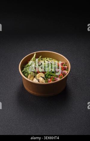Gebratene Thunfisch-Tataki in einer Schüssel mit Sesamsamen, Reis und Gemüse. Thunfisch Tataki als Hintergrund für Ihr Design Stockfoto