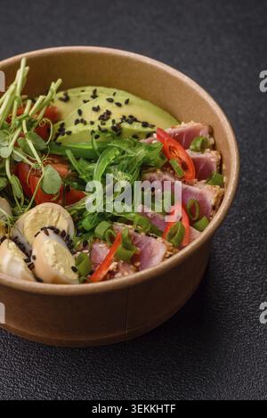 Gebratene Thunfisch-Tataki in einer Schüssel mit Sesamsamen, Reis und Gemüse. Thunfisch Tataki als Hintergrund für Ihr Design Stockfoto