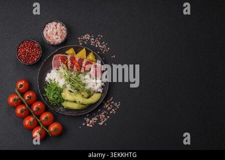 Gebratene Thunfisch-Tataki in einer Schüssel mit Sesamsamen, Reis und Gemüse. Thunfisch Tataki als Hintergrund für Ihr Design Stockfoto