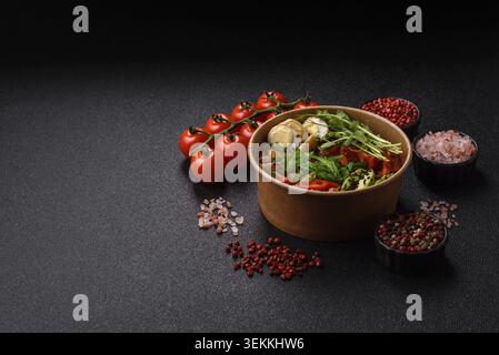 Gebratene Thunfisch-Tataki in einer Schüssel mit Sesamsamen, Reis und Gemüse. Thunfisch Tataki als Hintergrund für Ihr Design Stockfoto