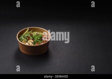 Gebratene Thunfisch-Tataki in einer Schüssel mit Sesamsamen, Reis und Gemüse. Thunfisch Tataki als Hintergrund für Ihr Design Stockfoto