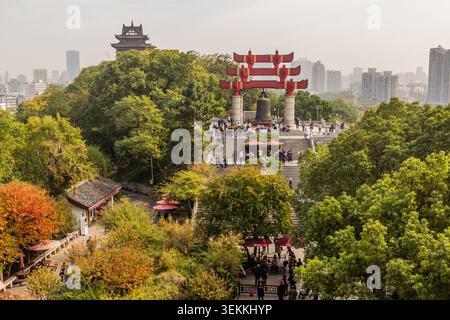 WUHAN, CHINA - 31. OKTOBER 2019: Millenium Bell aus Sicht vom Gelben Kranturm in Wuhan, China Stockfoto