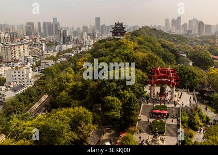 WUHAN, CHINA - 31. OKTOBER 2019: Millenium Bell und Baiyunge Park vom Yellow Crane Tower in Wuhan, China Stockfoto