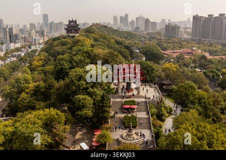 WUHAN, CHINA - 31. OKTOBER 2019: Millenium Bell und Baiyunge Park vom Yellow Crane Tower in Wuhan, China Stockfoto