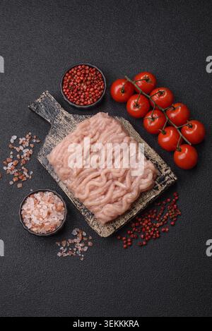 Rohes gehacktes Huhn für einen Burger oder als Zutat in einem Fleischgericht. Rohes gemahlenes Hühnchen als Lebensmittelhintergrund für Ihr Design Stockfoto