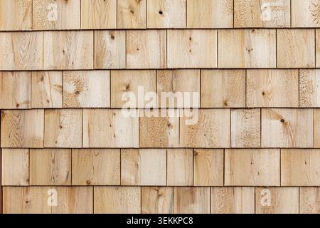 Breiter Blick auf eine Wand aus Zedernholzschindeln, die brandneu erscheinen Stockfoto