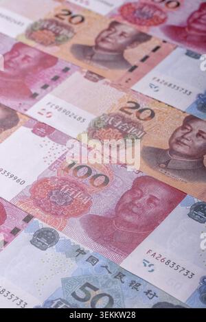 Bargeld, Yuan-Papierscheine für Geschäftstransaktionen, finanzieller Hintergrund. Yuan-Banknoten als finanzieller Hintergrund für Ihr Design Stockfoto