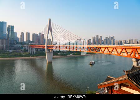 Die Qiansimen-Brücke über den Jialing-Fluss mit der Skyline von Jiangbei in Chongqing, China Stockfoto