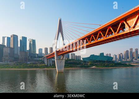 Die Qiansimen-Brücke über den Jialing-Fluss mit der Skyline von Jiangbei in Chongqing, China Stockfoto