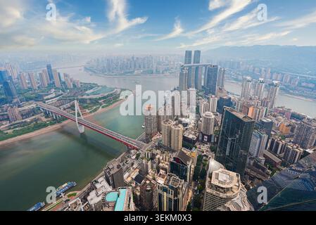 Aus der Vogelperspektive auf das Stadtzentrum von Chongqing, die Qiansimen-Brücke und den Raffles City Complex im Dunst, China Stockfoto