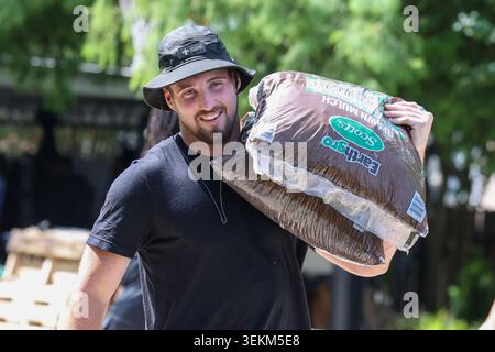 New Orleans, Usa. Juni 2026. Der Linebacker Danny Stutsman der New Orleans Saints trägt während der Renovierung des Trinity Community Center am Dienstag, den 2. Juni 2026 in New Orleans, Louisiana, ein paar Tüten Mulch. (Foto: Peter G. Forest/SIPA USA) Credit: SIPA USA/Alamy Live News Stockfoto