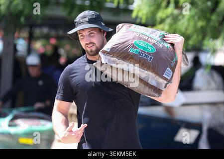 New Orleans, Usa. Juni 2026. Der Linebacker Danny Stutsman der New Orleans Saints trägt während der Renovierung des Trinity Community Center am Dienstag, den 2. Juni 2026 in New Orleans, Louisiana, ein paar Tüten Mulch. (Foto: Peter G. Forest/SIPA USA) Credit: SIPA USA/Alamy Live News Stockfoto