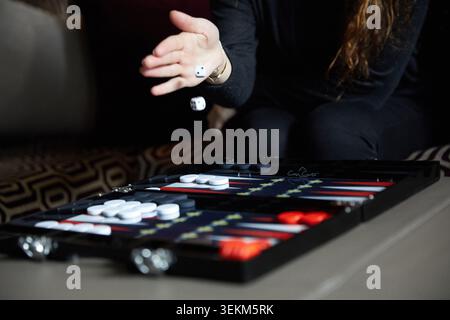 Backgammon, Würfelspiel, Brettspiel, Würfelspiel, Luxus Backgammon, Strategiespiel, Indoor-Spiel, Spielabend, Tabletop-Spiel, Nahaufnahme, Backgammon-Platine, Stockfoto